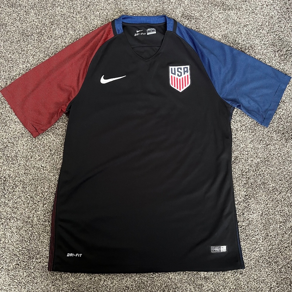Nike Men’s 2016 Soccer Away Kit - Size Medium
